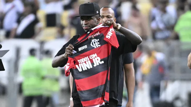 Vini Jr é saudado pela torcida no gramado do Maracanã