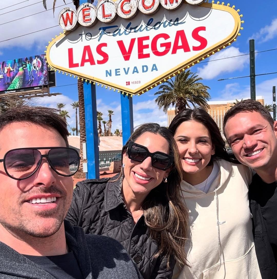 Ana Castela aparece sorridente em foto que aparece ao lado dos empresários Hugo Leonardo e Gihan Elkems, donos da Las Vegas Tour Vip. À frente, o amigo da cantora, Rodrigo Branco. (Foto/Reprodução: Instagram - @lasvegastourvip)