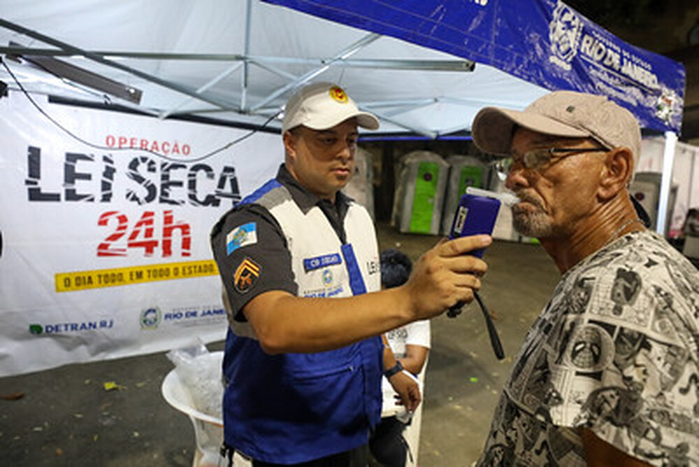 Governo do Estado intensifica ações educativas no segundo dia de desfiles na Sapucaí