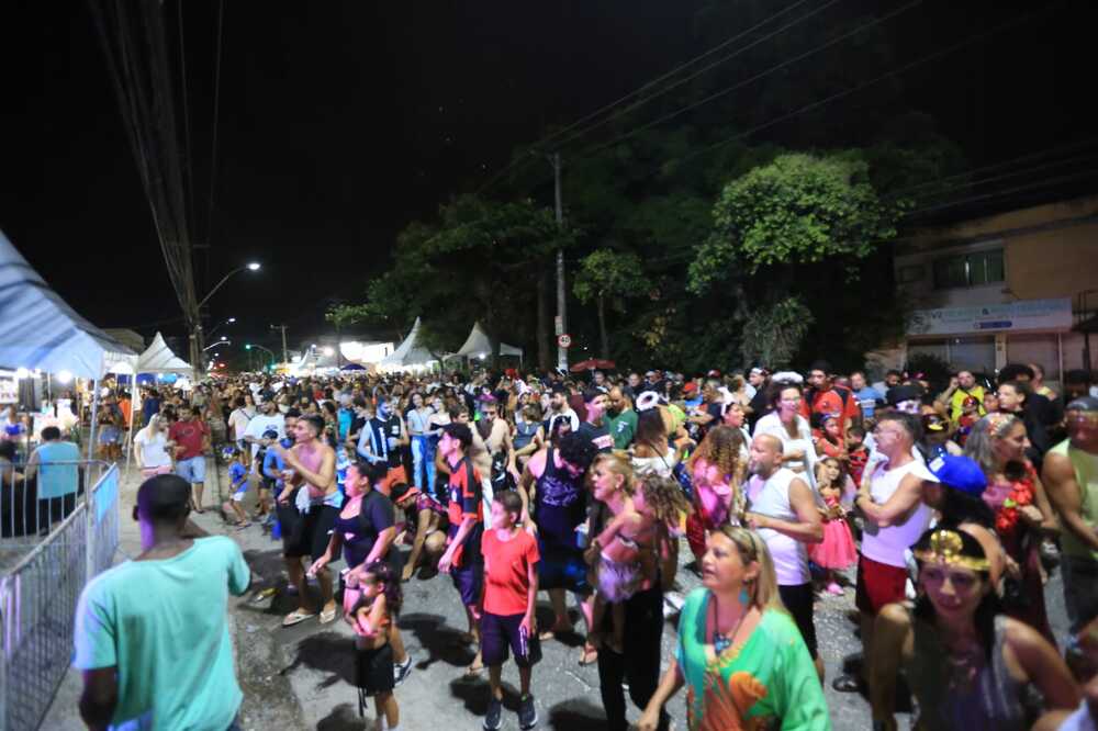 Carnaval de bairros reúne milhares de foliões em Niterói