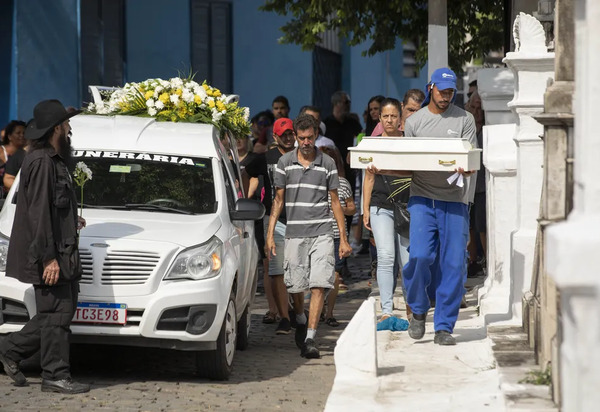 Prestes a completar dois meses, bebê morre sufocado enquanto