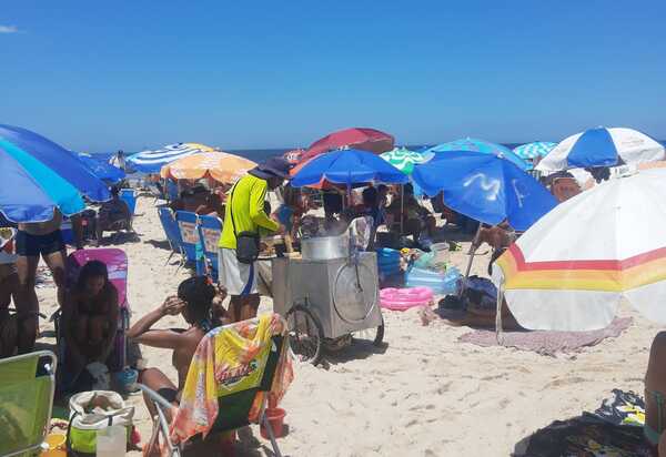 Água fervendo: O risco da venda do milho verde nas areias da praia carioca