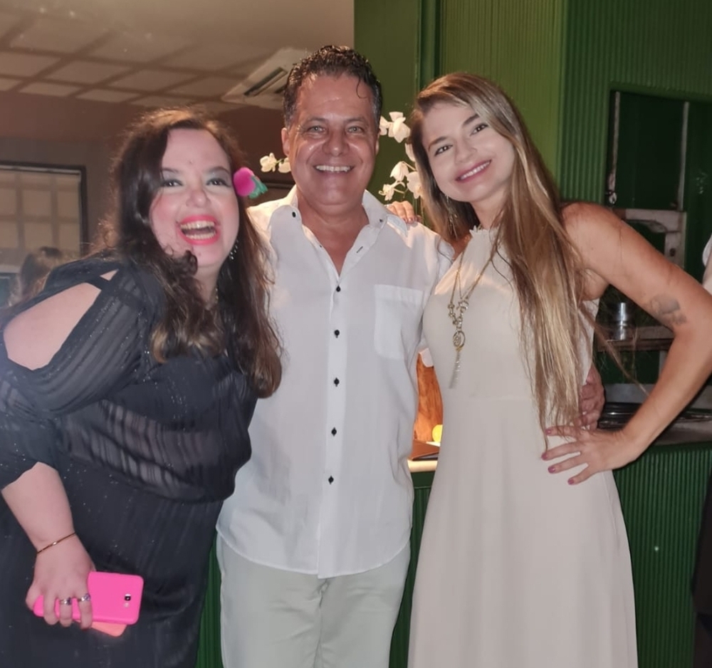 Oscar Müller comemora aniversário ao lado de amigos no Fratelli do Leblon