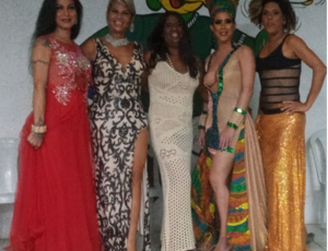 Aniversário tem show transex; Parabéns Sabrina Zazao e toda turma animada