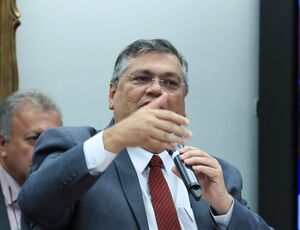 O ministro Flávio Dino entra em módulo de mau humor ao ouvir a palavra CPI