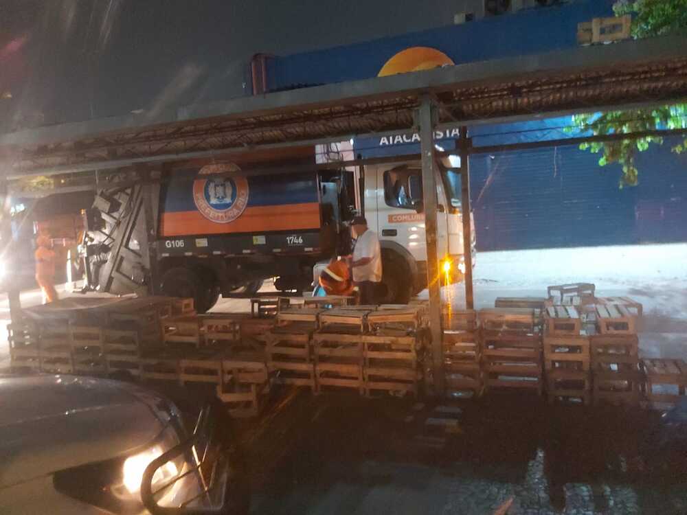 Operação de Ordenamento no Calçadão de Bangu: Prefeitura apreende estruturas irregulares e lota dois caminhões
