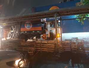 Operação de Ordenamento no Calçadão de Bangu: Prefeitura apreende estruturas irregulares e lota dois caminhões