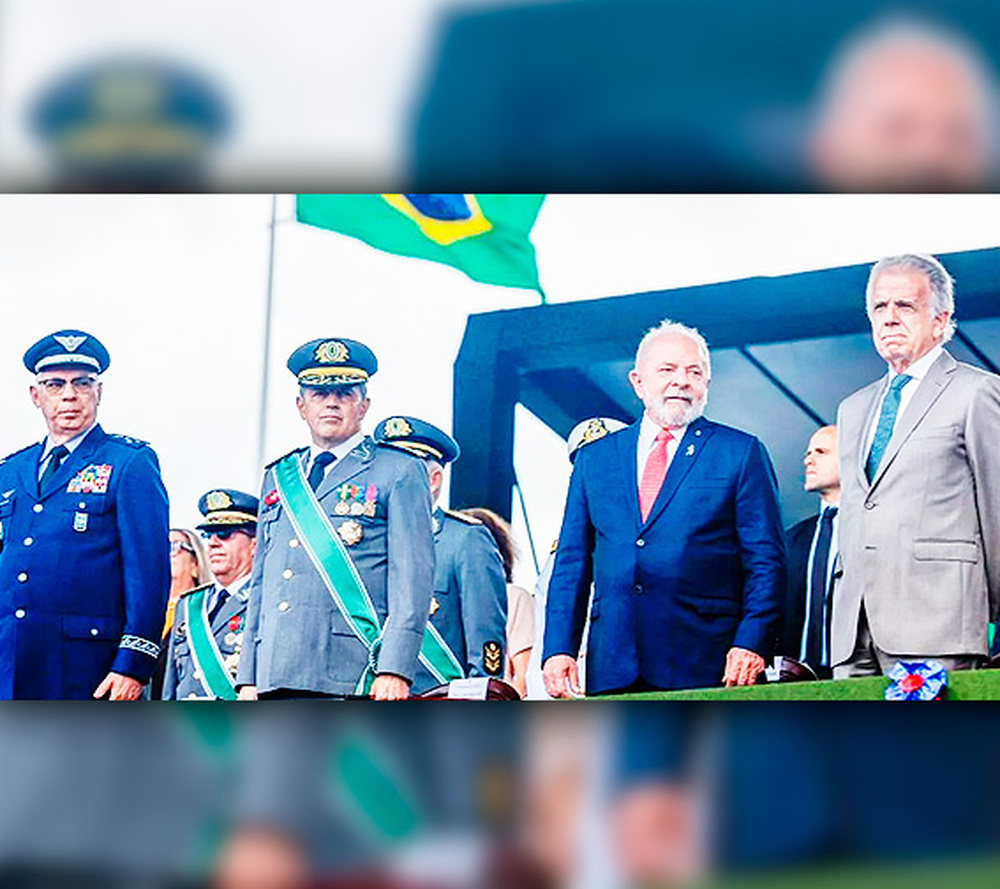 Ao lado de Lula, comandante do Exército cobra força apartidária e defensora da democracia