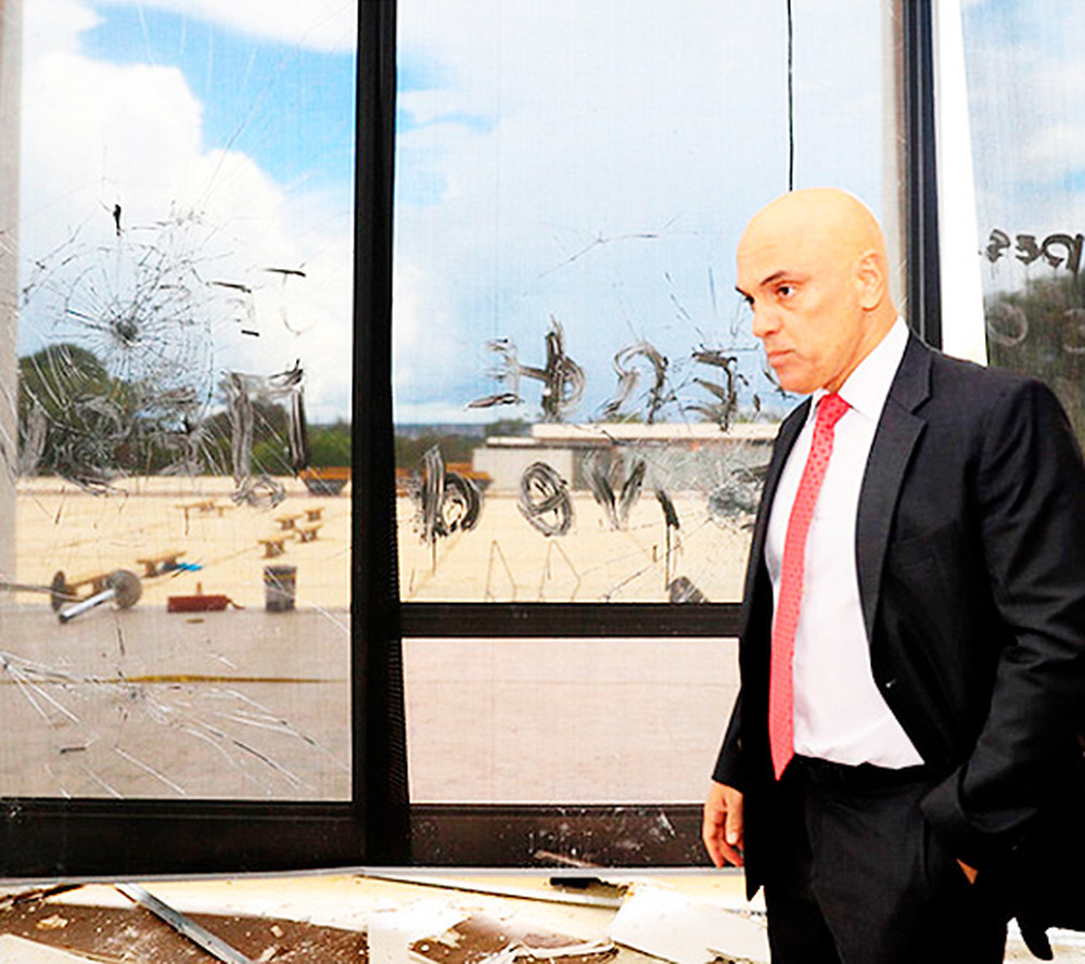 Moraes determina quebra do sigilo de imagens de vandalismo no Planalto