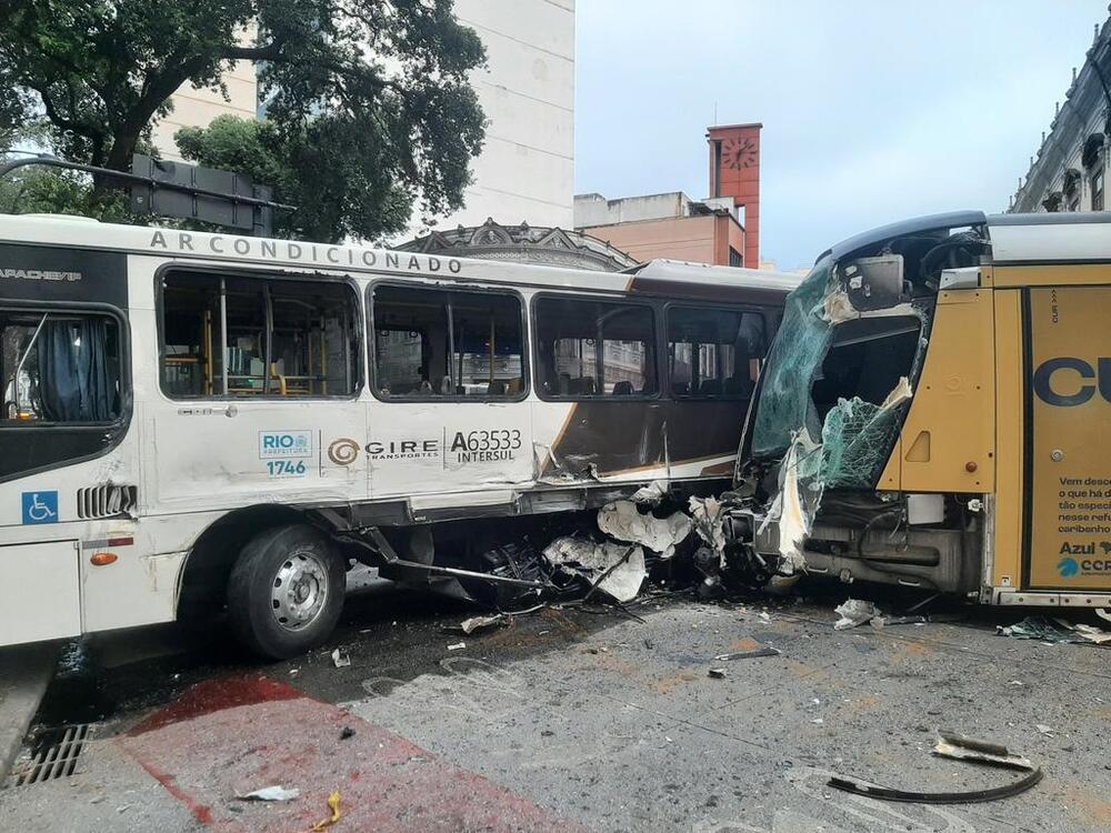 Acidente entre ônibus e VLT deixa 16 feridos no Centro do Rio