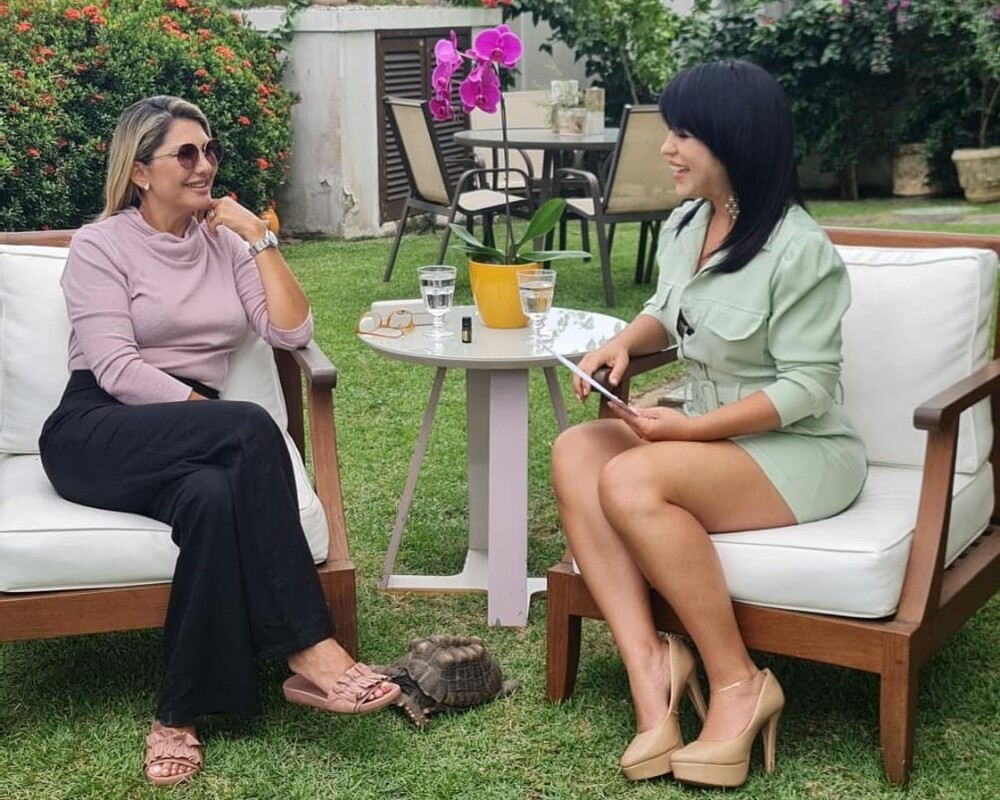 Desirée Oliveira entrevista Antônia Fontenelle e esbanja talento a frente do programa Roda de Mães na TV MAX