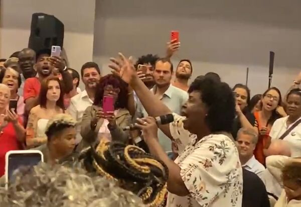 Benedita da Silva emociona a todos ao cantar em filiação de Freixo ao PT