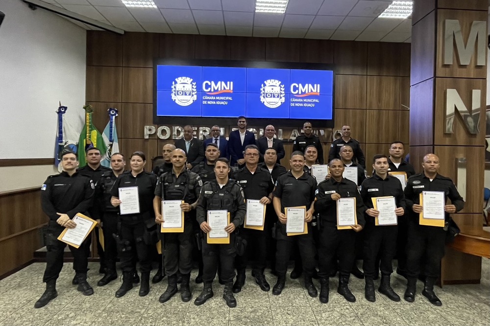 Mais Baixada:Claudio Haja Luz, vereador de Nova Iguaçu, homenageia policiais militares do 20° Batalhão