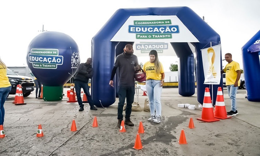 Em comemoração ao Maio Amarelo, o Detran.RJ realizou, na manhã desta quarta-feira (10/5), uma blitz educativa na Ponte Rio-Niterói