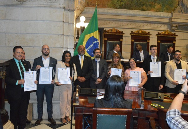  Vereador João Mendes de Jesus entrega Moção de Louvor e Aplausos a OSCAR MÜLLER, Jornalista e CEO da Revista MaisBonita e do Grandes Negócios