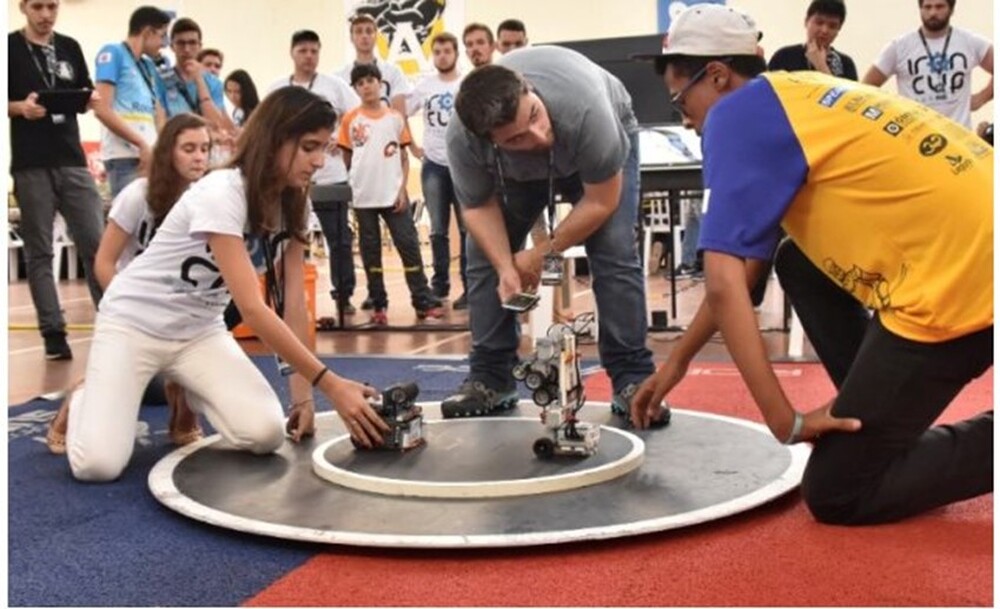 Batalha de robôs traz diversão à crianças e jovens no BH-TEC; veja