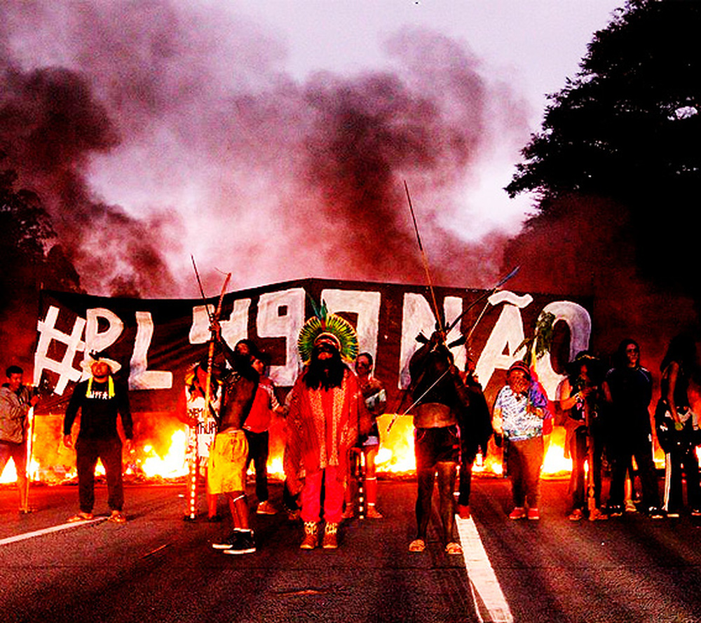 Contra o marco temporal, povo guarani bloqueia rodovia em São Paulo