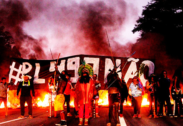 Contra o marco temporal, povo guarani bloqueia rodovia em São Paulo