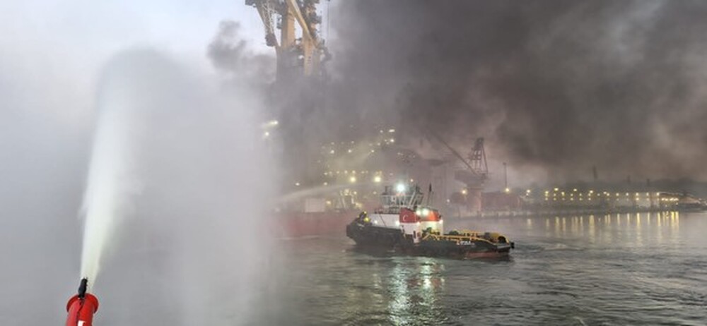 Navio é afetado por incêndio de grande proporção em Porto do Açu, São João da Barra