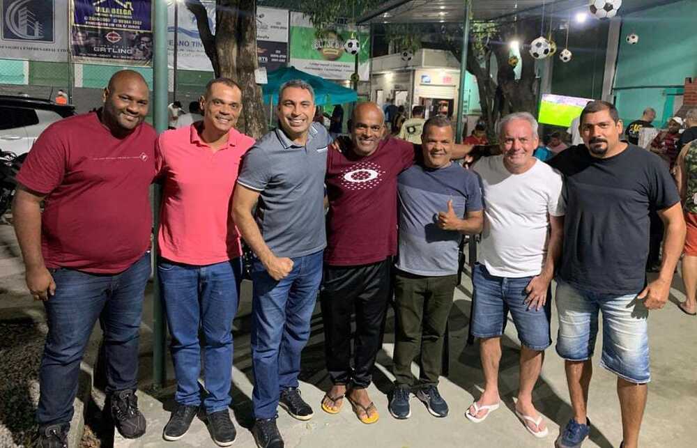 Todas às terças-feiras Dr Henrique Paes reúne amigos para um futebol e bate-papo no grama sintética do IBC de Nova Iguaçu