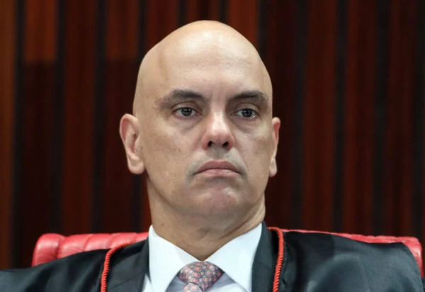 Moraes tira sigilo de relatório sobre celular de Cid