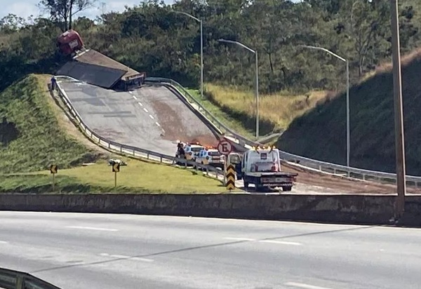 Caminhão é o 1º a ultrapassar limites da área de escape no Anel Rodoviário em BH