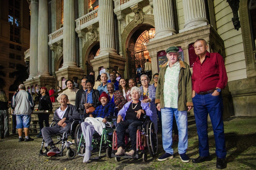 Idosos do Abrigo Cristo Redentor assistem espetáculo no Theatro Municipal