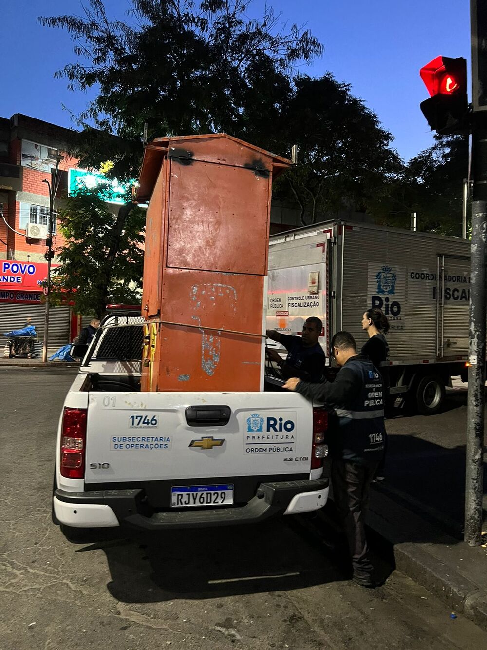 SEOP apreende dezenas de carrocinhas e milhares de mercadorias que estavam ocupando o calçadão de Campo Grande irregularmente