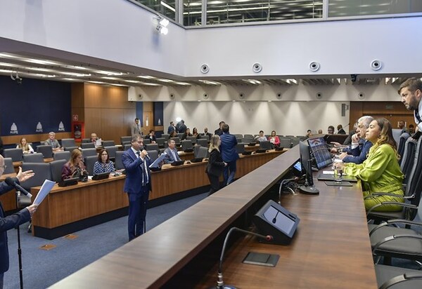 Deputado Júlio Rocha (Agir) quer alinhamento e a retirada das fiações não utilizados na rede de energia e de iluminação pública