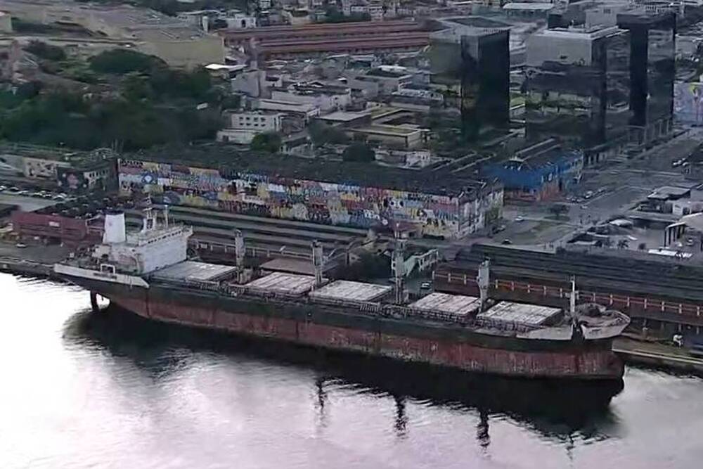 Embarcações abandonadas são retiradas da Baía de Guanabara