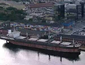 Embarcações abandonadas são retiradas da Baía de Guanabara