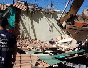 Prefeitura demole 15 estruturas irregulares, fixas e móveis, na comunidade Santa Marta em Botafogo