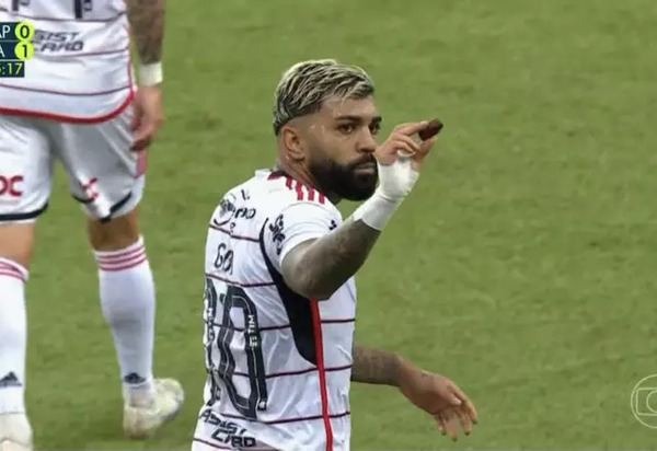 Gabigol come biscoito atirado pela torcida do Athletico e garante a 16º semi-final do Mengão na Copa dio Brasil