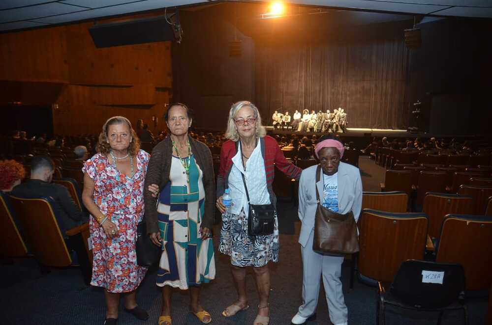 Governo do Estado leva idosos do Abrigo Cristo Redentor ao Teatro João Caetano