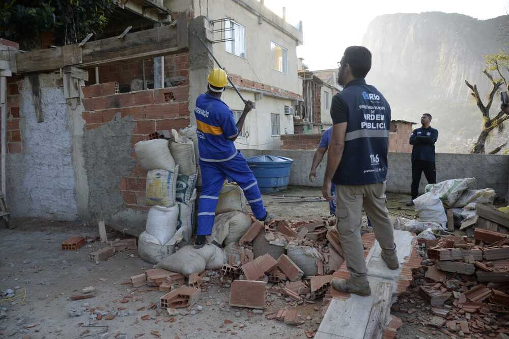 SEOP realiza demolição de 12 construções irregulares na comunidade da Rocinha