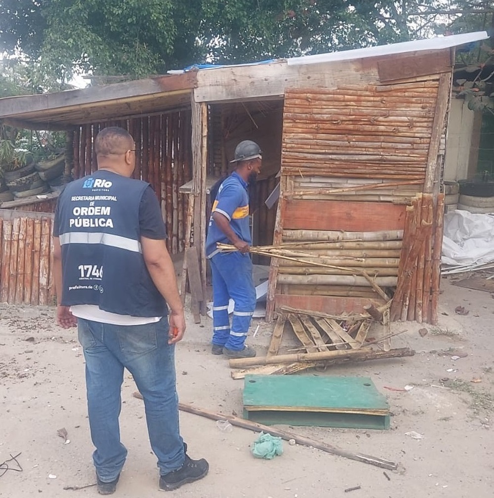 Prefeitura remove 20 estruturas comerciais construídas irregularmente em Campo Grande