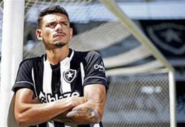 BOTAFOGO EM CRISE: Lesão tira atacante Tiquinho Soares dos gramados por cinco semanas