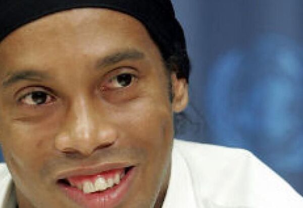 Ronaldinho Gaúcho falta à CPI e depoimento é remarcado