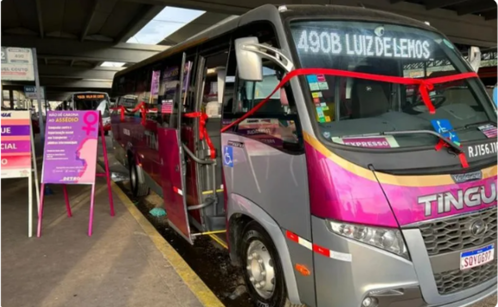 Ônibus rosa destinado a mulheres começa a circular no Rio