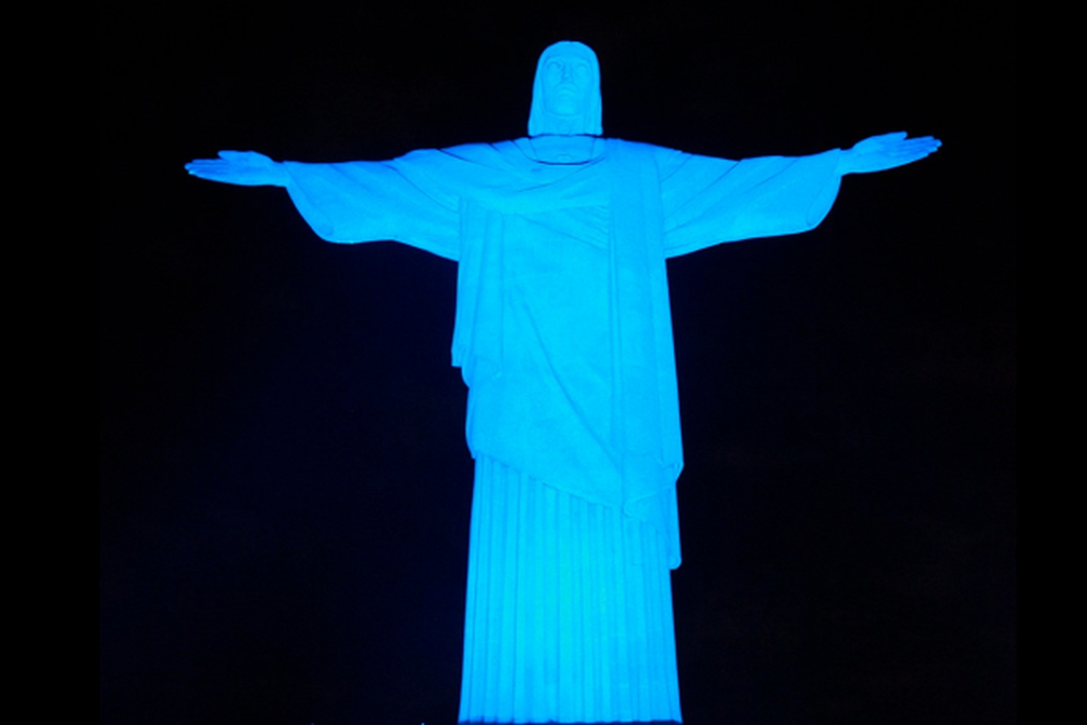 Cristo Redentor iluminado em azul em homenagem ao Dia do Profissional da Administração