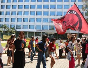 Estudantes da USP entram em greve e fazem ato em frente à reitoria