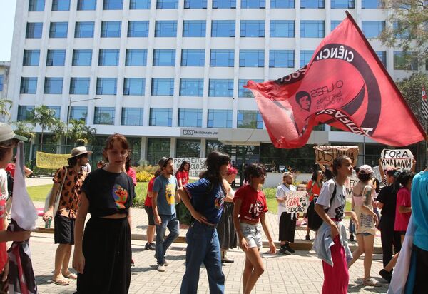 Estudantes da USP entram em greve e fazem ato em frente à reitoria