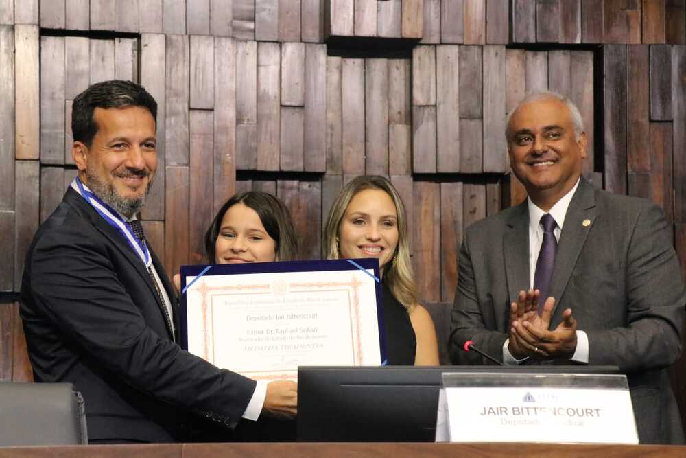 Jair Bittencourt entrega Medalha Tiradentes ao Procurador Raphael Sofiati