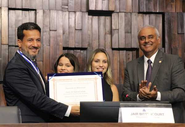 Jair Bittencourt entrega Medalha Tiradentes ao Procurador Raphael Sofiati