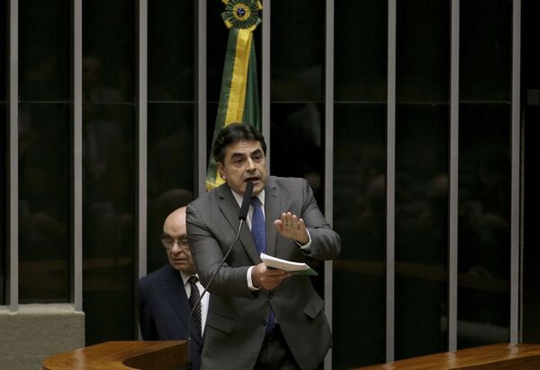 Deputados protocolam PEC que permite derrubada de decisões do STF