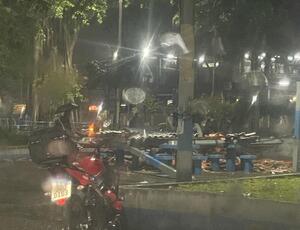 Abrigo da Praça da Telemar cai em cima de ciclista em Mesquita