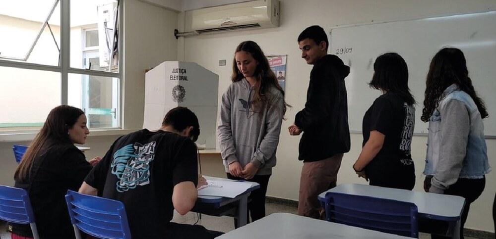 Eleições mirins em Caçador incentivam a participação democrática dos estudantes com o uso de urnas eletrônicas