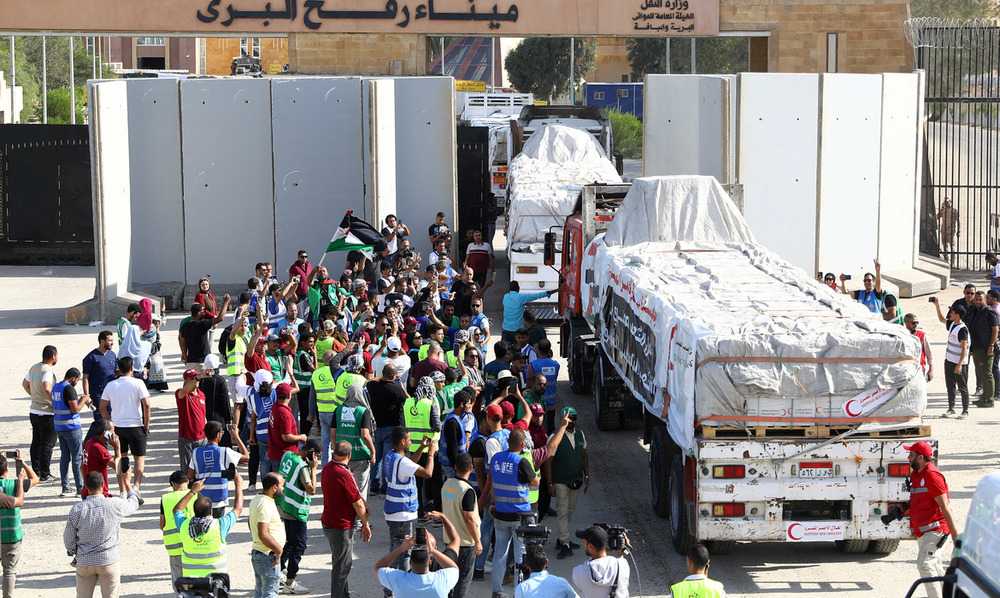 Caminhões com ajuda humanitária entram na Faixa de Gaza