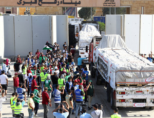 Caminhões com ajuda humanitária entram na Faixa de Gaza