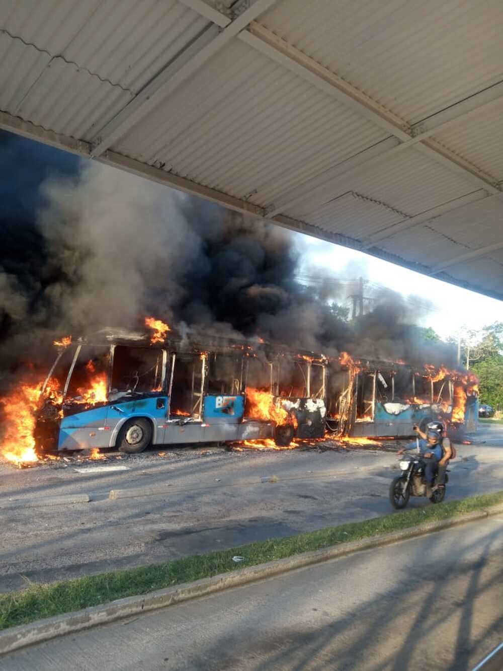 'O crime organizado que não ouse desafiar o poder do Estado', disse Castro, e logo depois 35 ônibus são incendiados e transporte público parou deixando milhões a pé